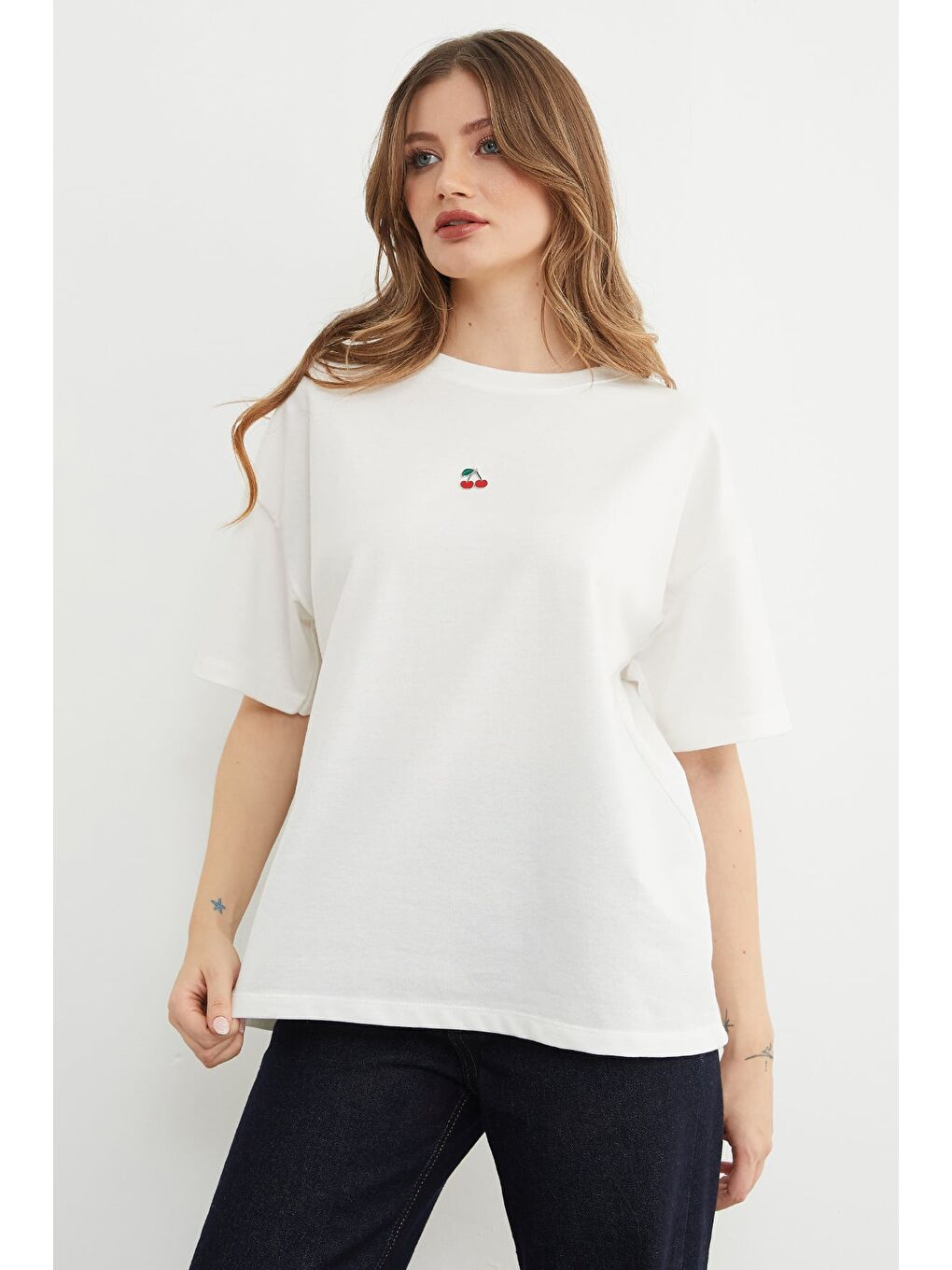 Beyaz Kiraz Aksesuarlı Bisiklet Yaka Oversize Tişört-3