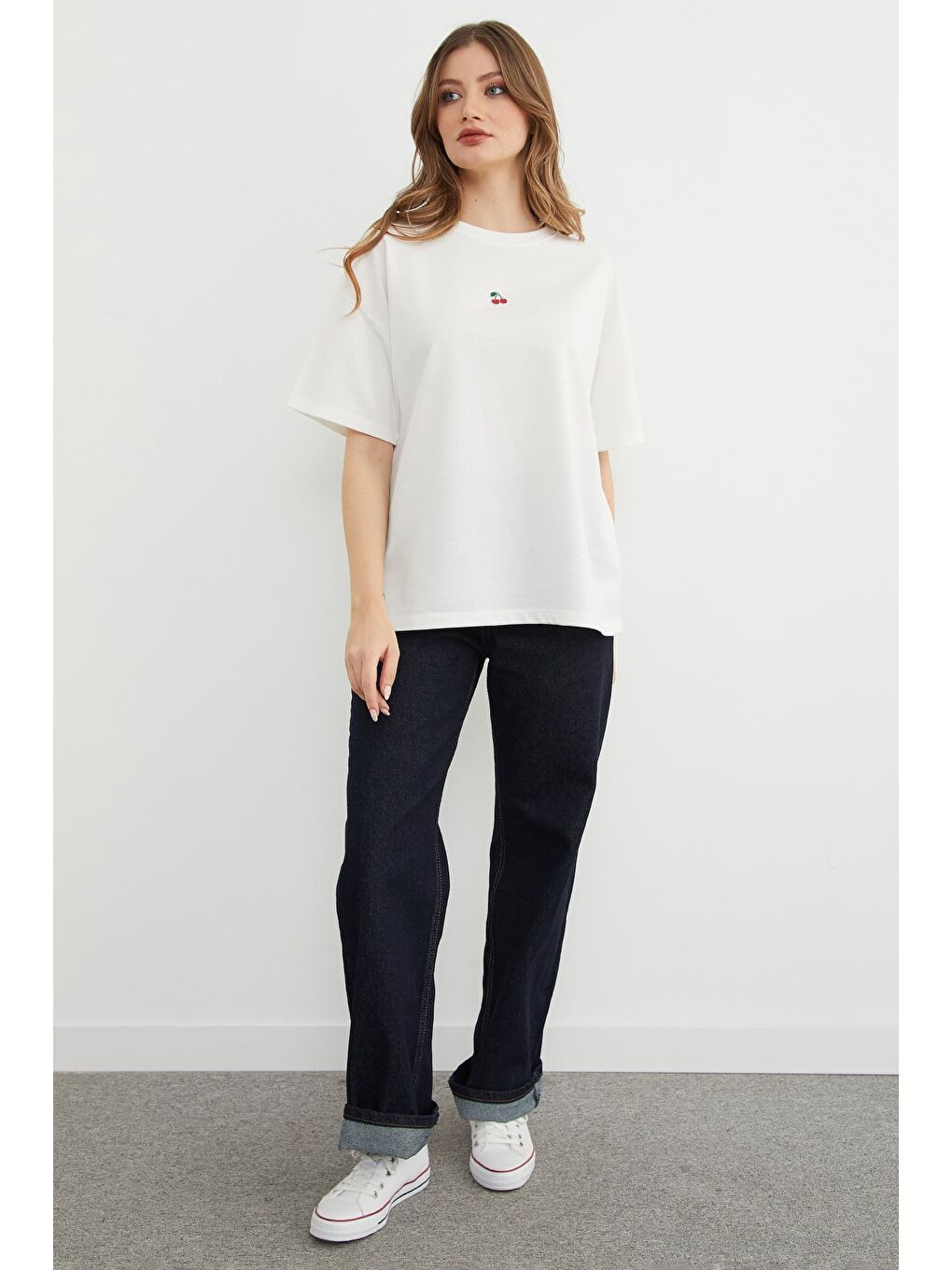 Beyaz Kiraz Aksesuarlı Bisiklet Yaka Oversize Tişört-4