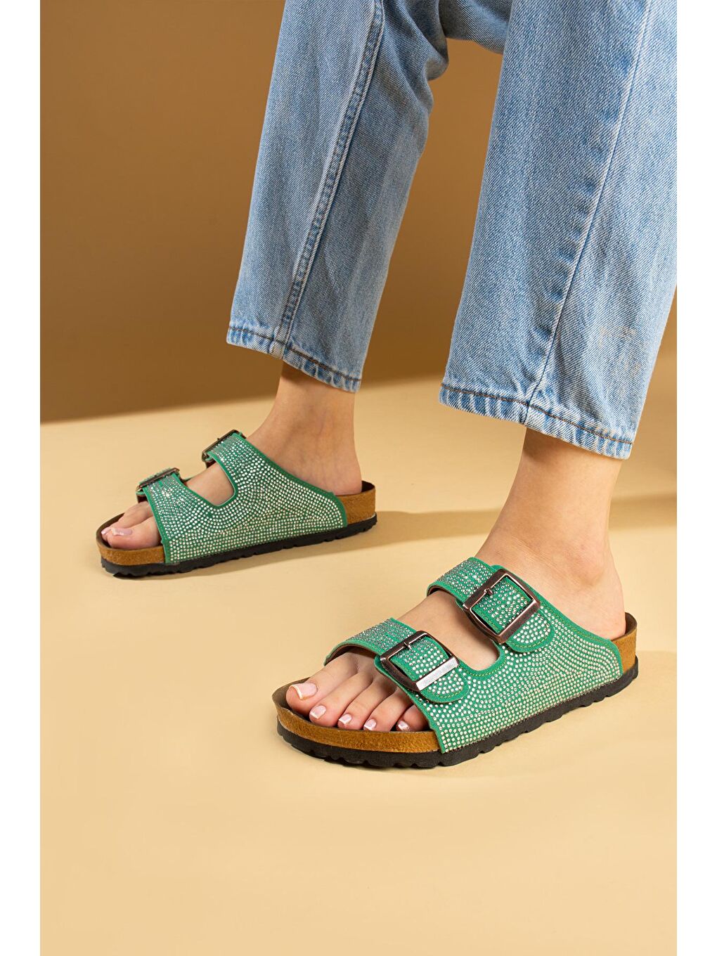 Yeşil Parlak Taşlı Ayarlabilir Çift Tokalı Rahat Taban Kadın Terlik 51-606-24