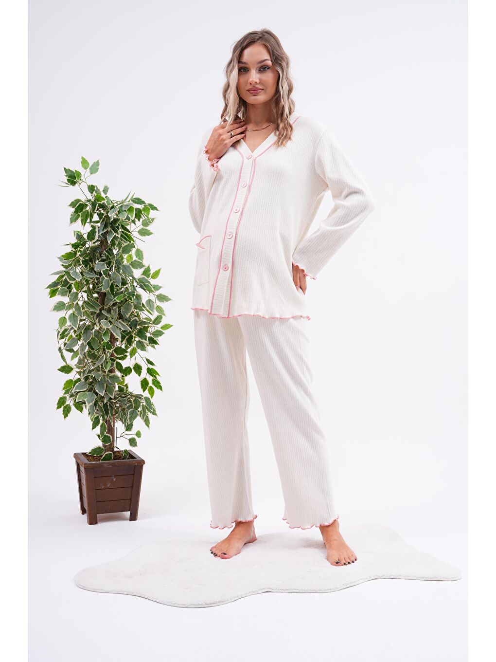 Beyaz Önden Düğmeli Ayarlanabilir Bel Kol ve Paça Fırfır Detaylı Hamile Pijama Takımı