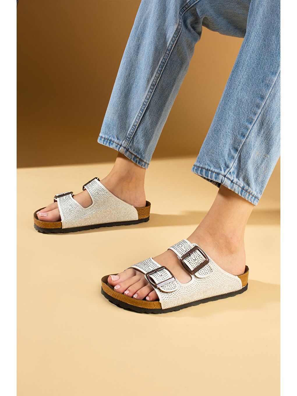 Beyaz Parlak Taşlı Ayarlabilir Çift Tokalı Rahat Taban Kadın Terlik 51-606-24