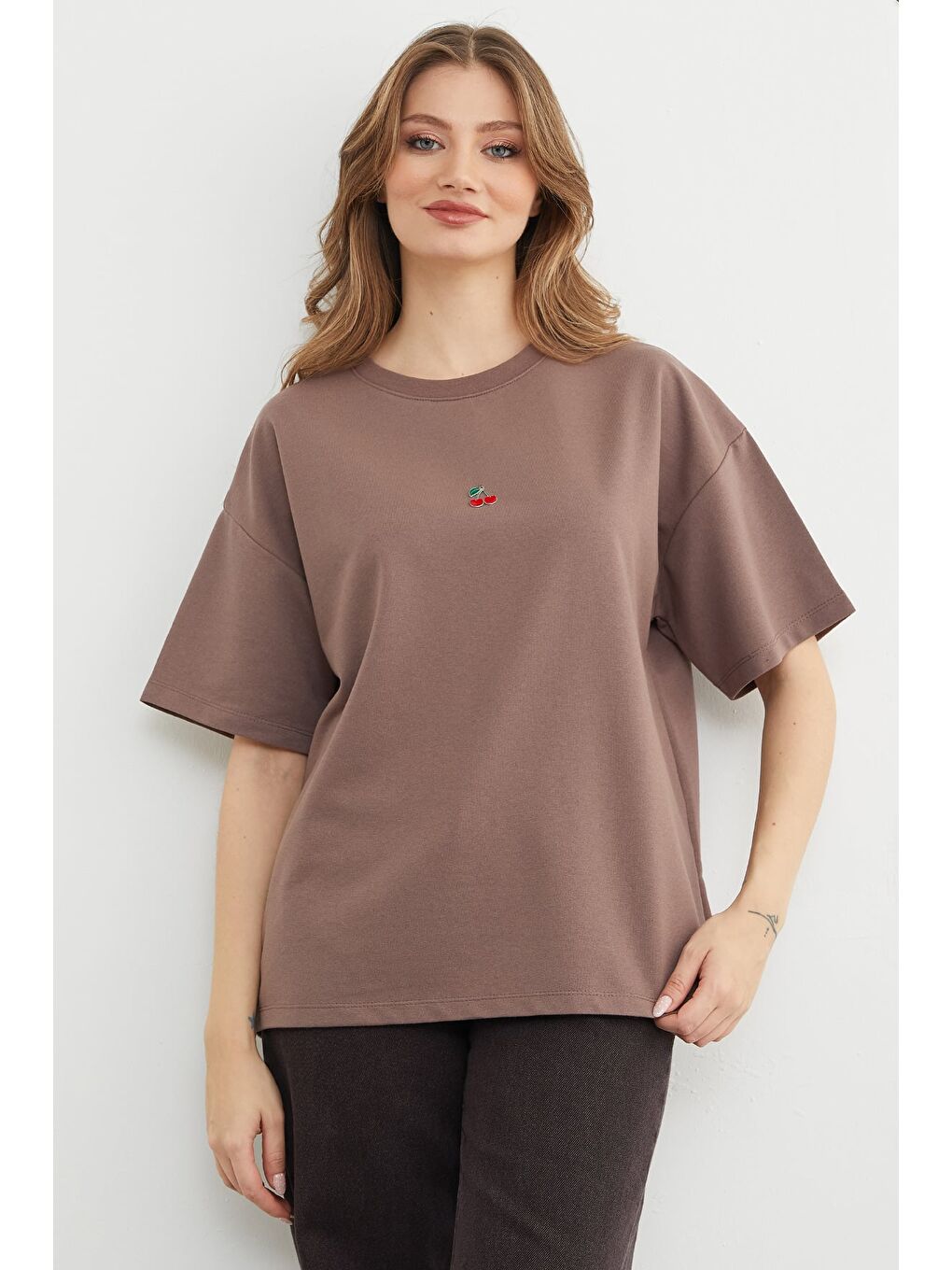 Kahverengi Kiraz Aksesuarlı Bisiklet Yaka Oversize Tişört-2