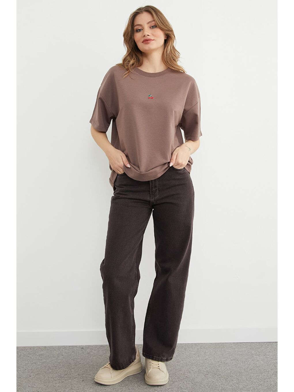 Kahverengi Kiraz Aksesuarlı Bisiklet Yaka Oversize Tişört-3