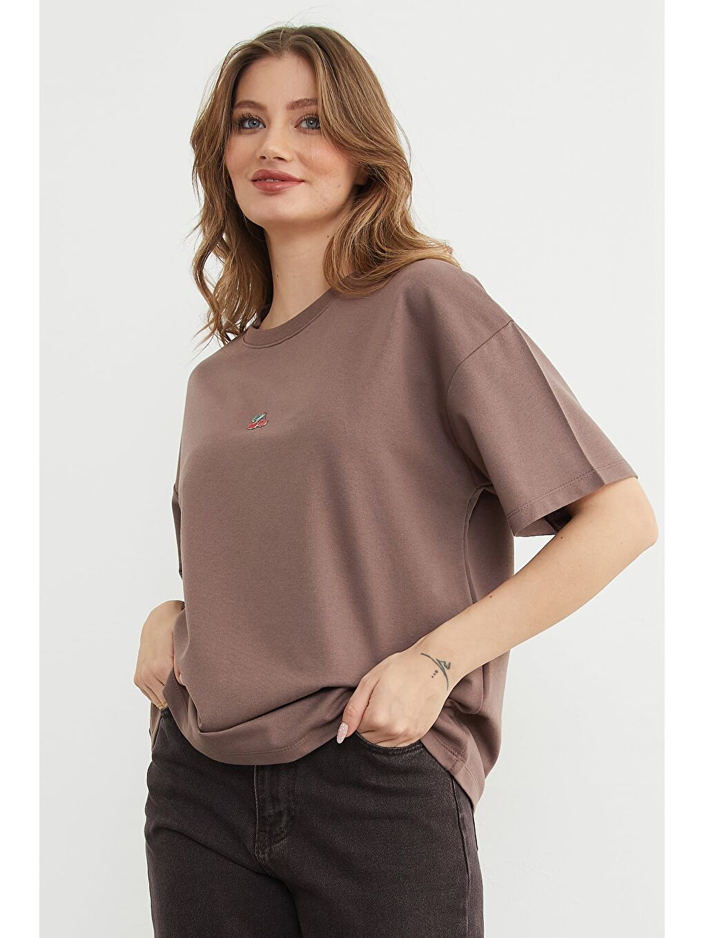 Kahverengi Kiraz Aksesuarlı Bisiklet Yaka Oversize Tişört-4