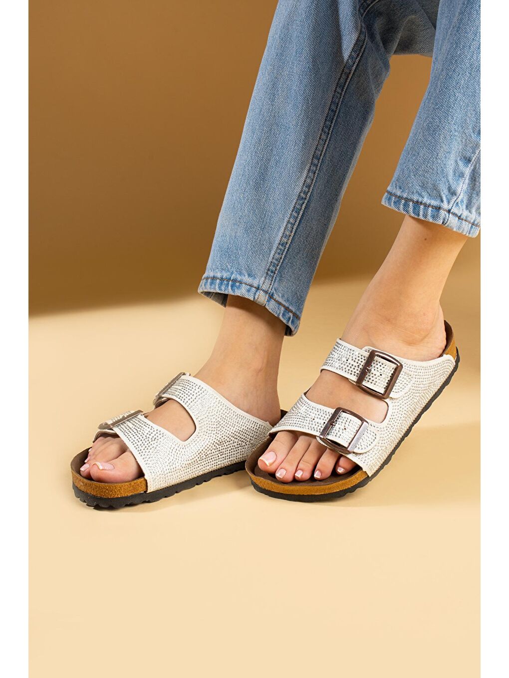 Beyaz Parlak Taşlı Ayarlabilir Çift Tokalı Rahat Taban Kadın Terlik 51-606-24-1