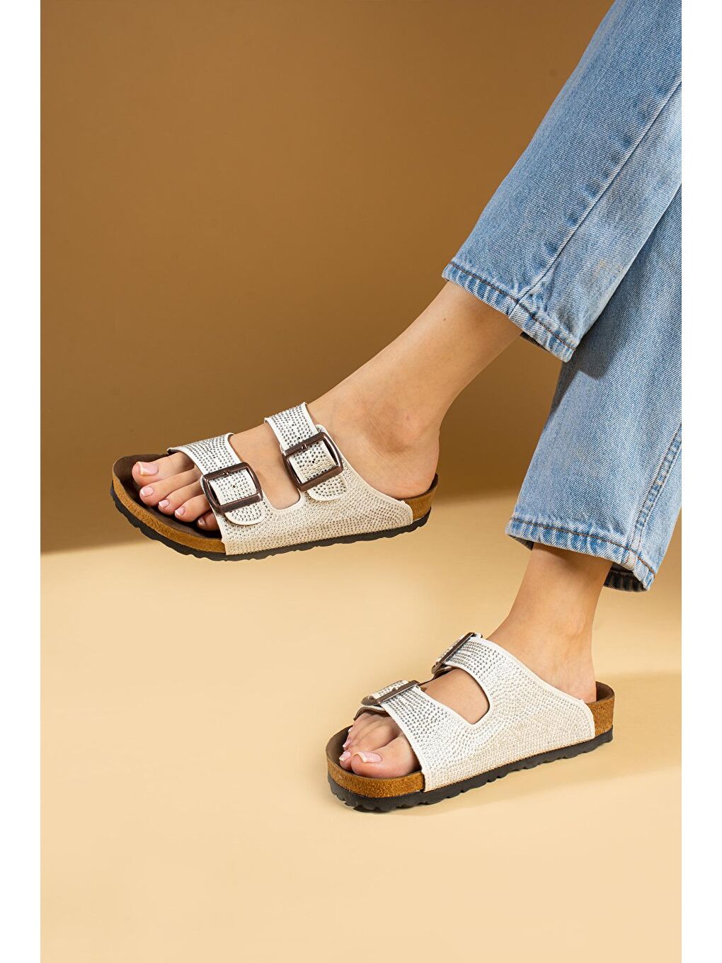 Beyaz Parlak Taşlı Ayarlabilir Çift Tokalı Rahat Taban Kadın Terlik 51-606-24-2