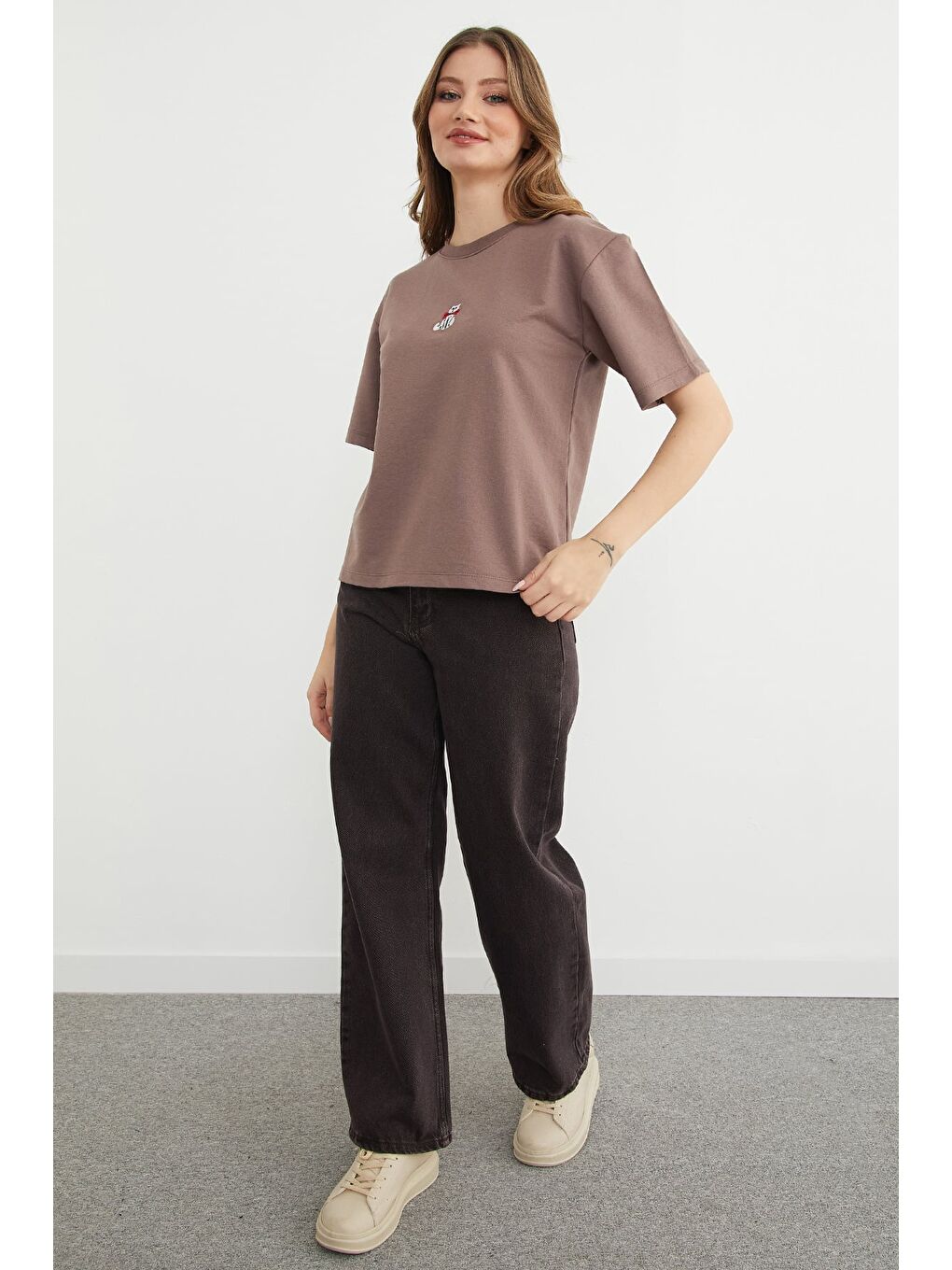 Kahverengi Kedi Nakışlı Bisiklet Yaka Salaş Tişört-2