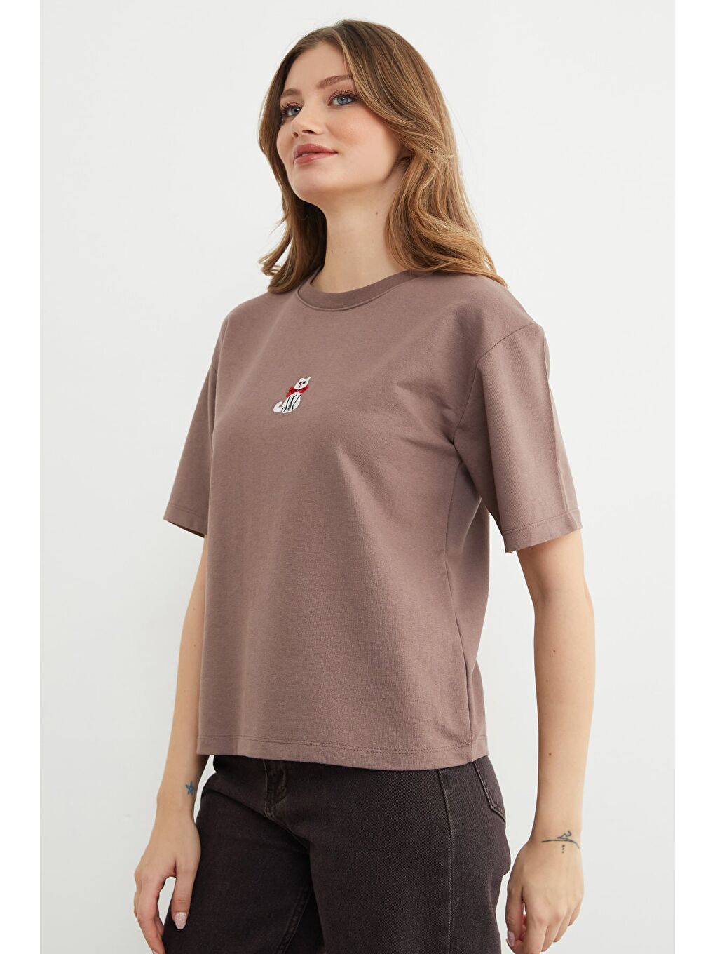 Kahverengi Kedi Nakışlı Bisiklet Yaka Salaş Tişört-3