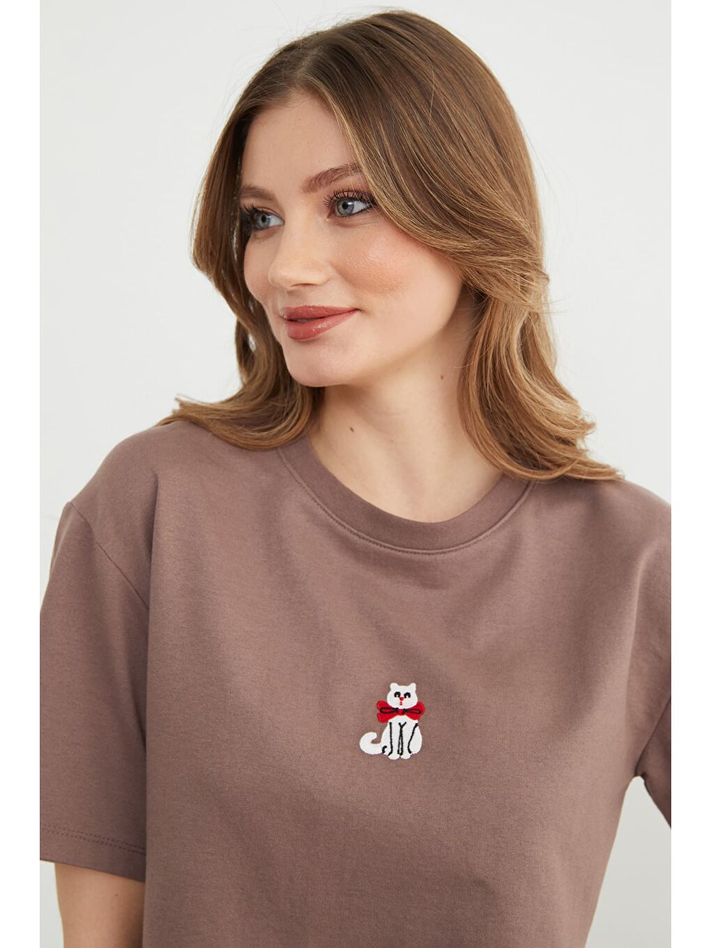 Kahverengi Kedi Nakışlı Bisiklet Yaka Salaş Tişört-4