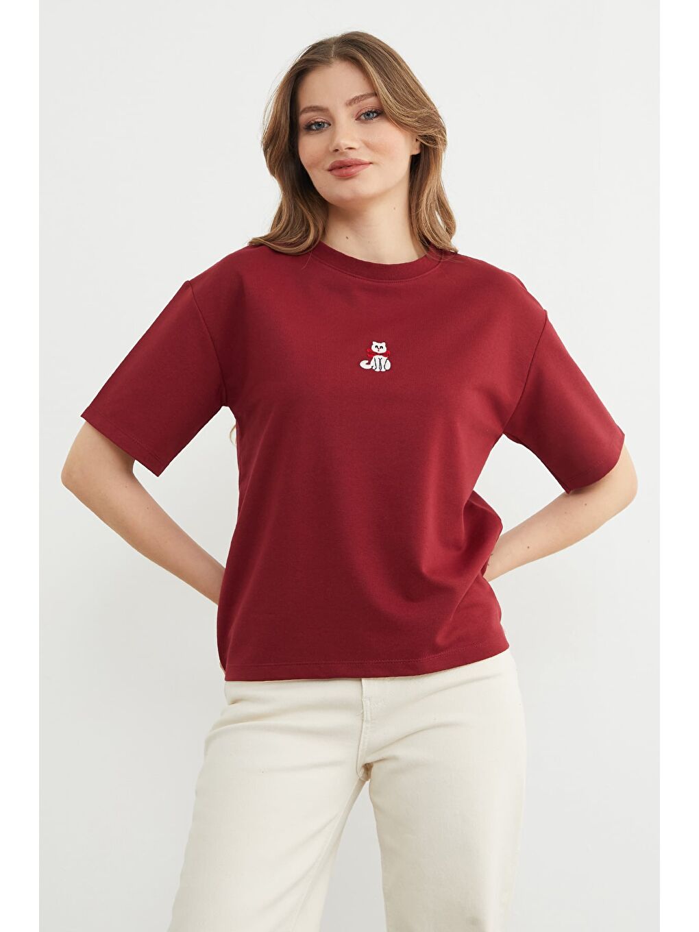 Bordo Kedi Nakışlı Bisiklet Yaka Salaş Tişört-1