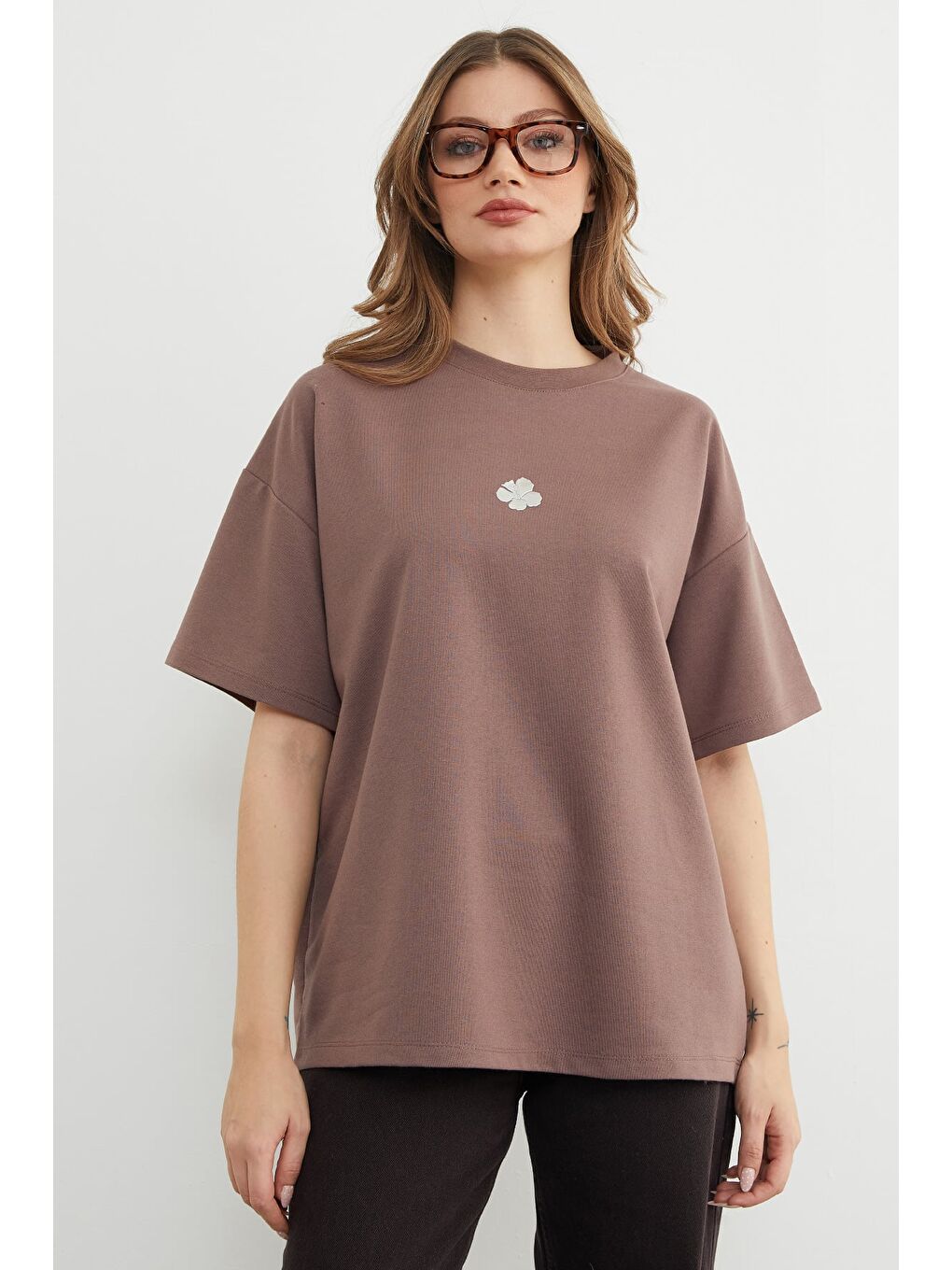 Kahverengi Lotus Çiçeği Kabartmalı Oversize Tişört
