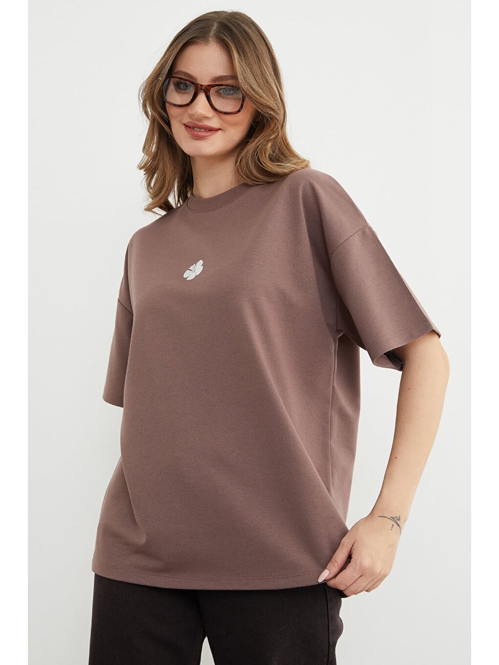 Kahverengi Lotus Çiçeği Kabartmalı Oversize Tişört-1