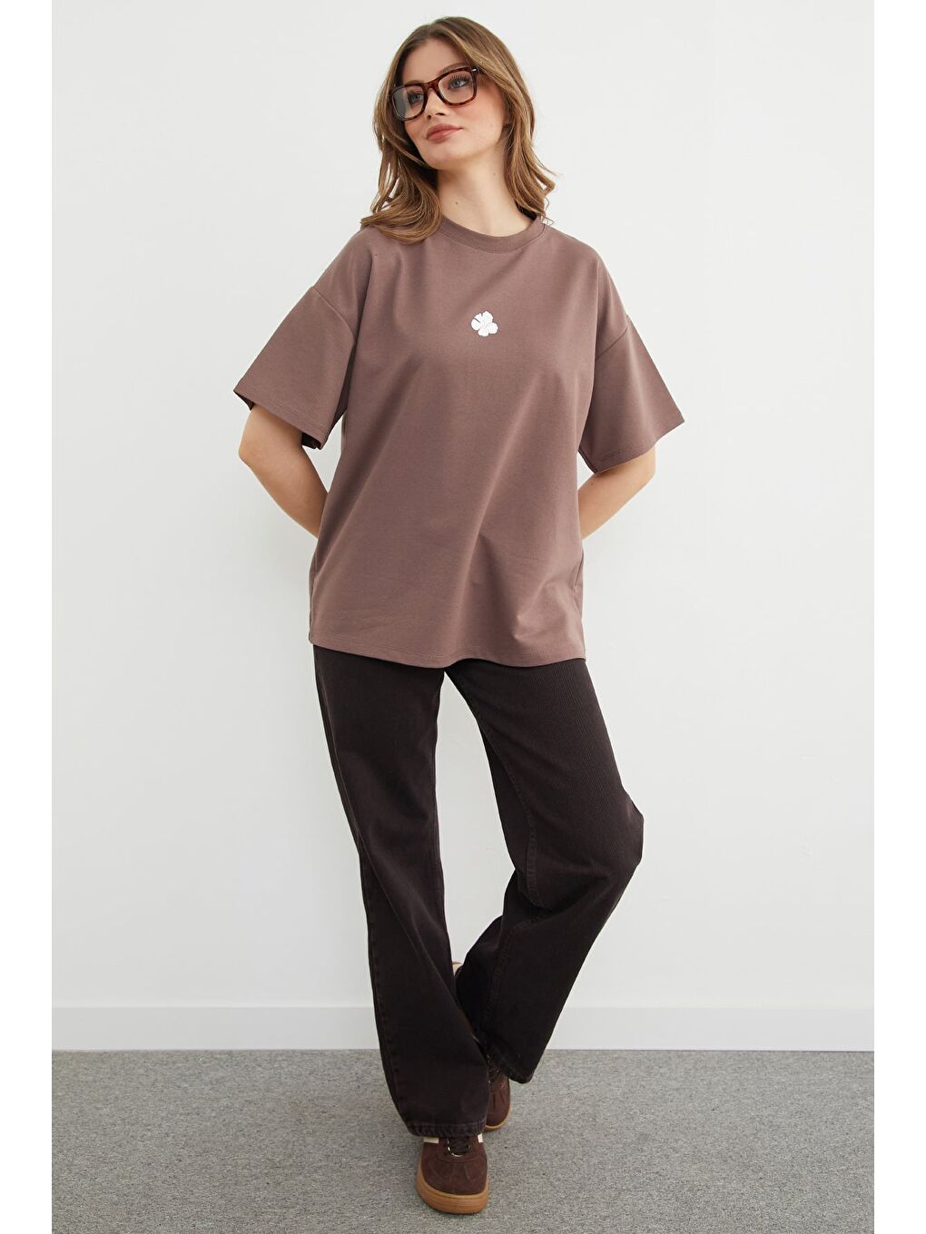 Kahverengi Lotus Çiçeği Kabartmalı Oversize Tişört-2