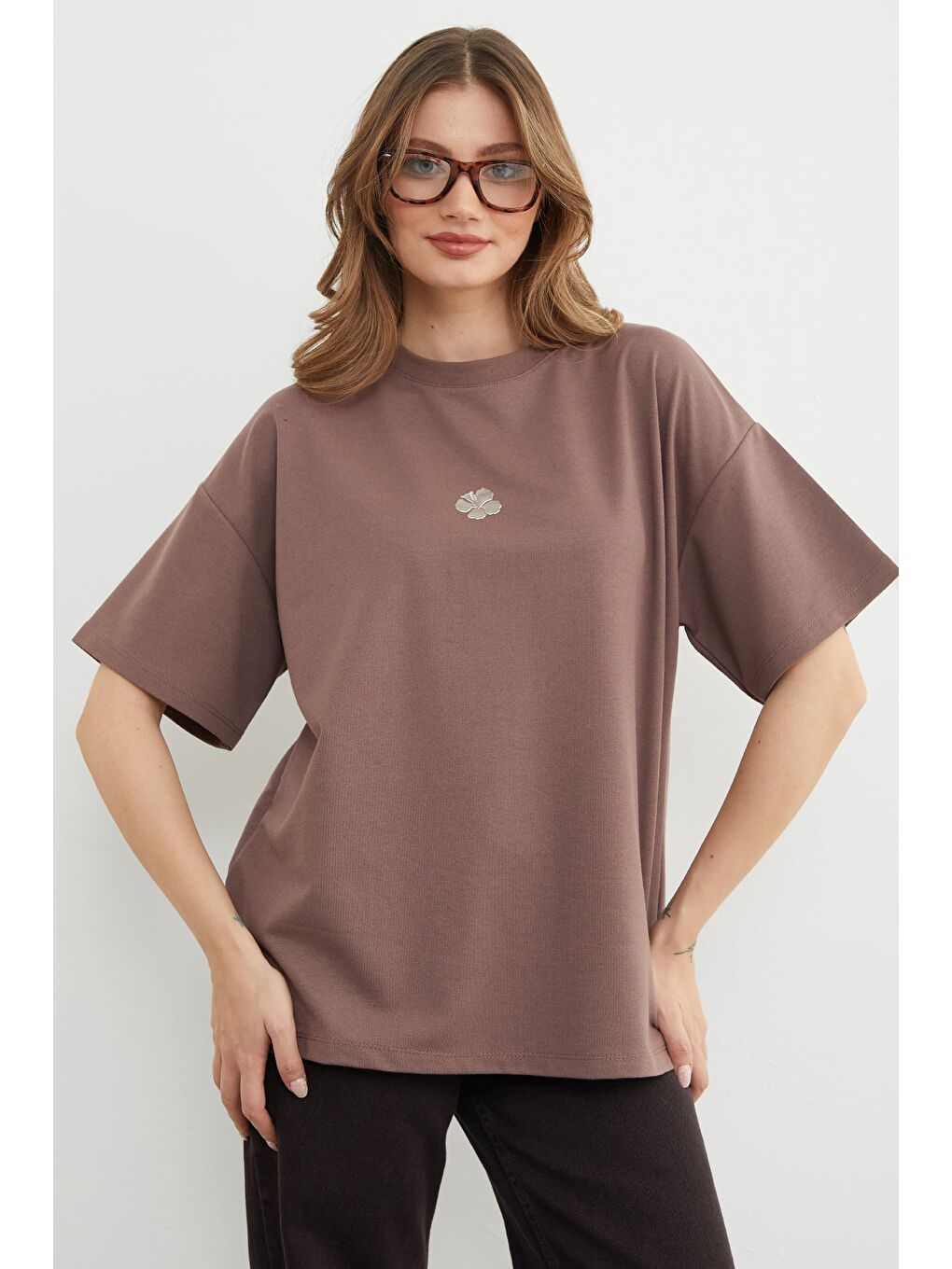 Kahverengi Lotus Çiçeği Kabartmalı Oversize Tişört-3