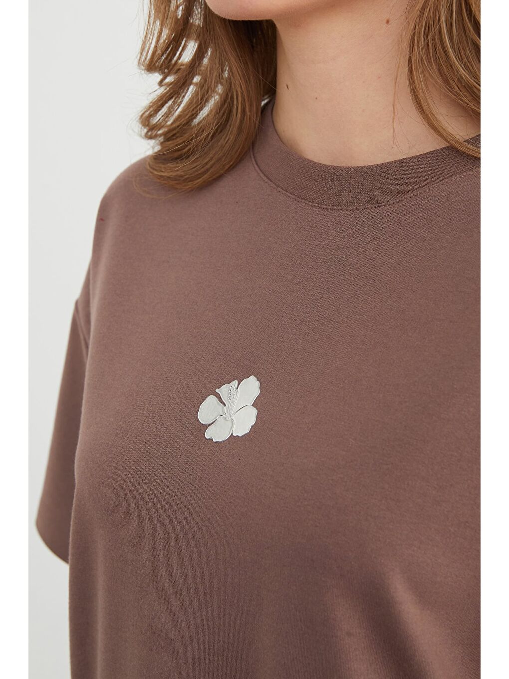 Kahverengi Lotus Çiçeği Kabartmalı Oversize Tişört-4