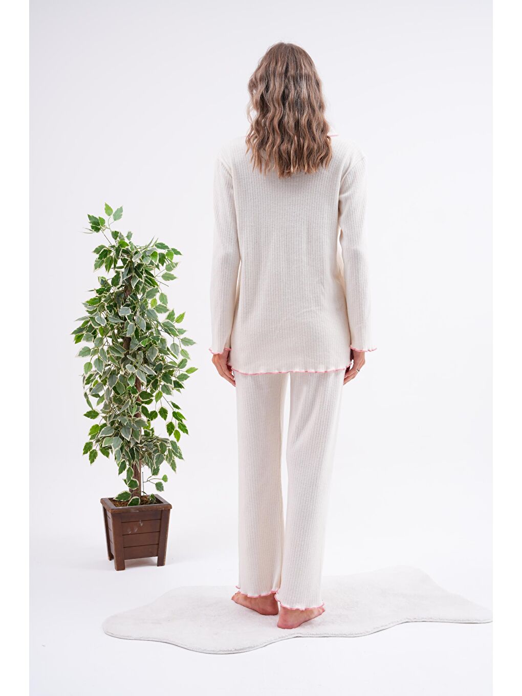 Beyaz Önden Düğmeli Ayarlanabilir Bel Kol ve Paça Fırfır Detaylı Hamile Pijama Takımı-3