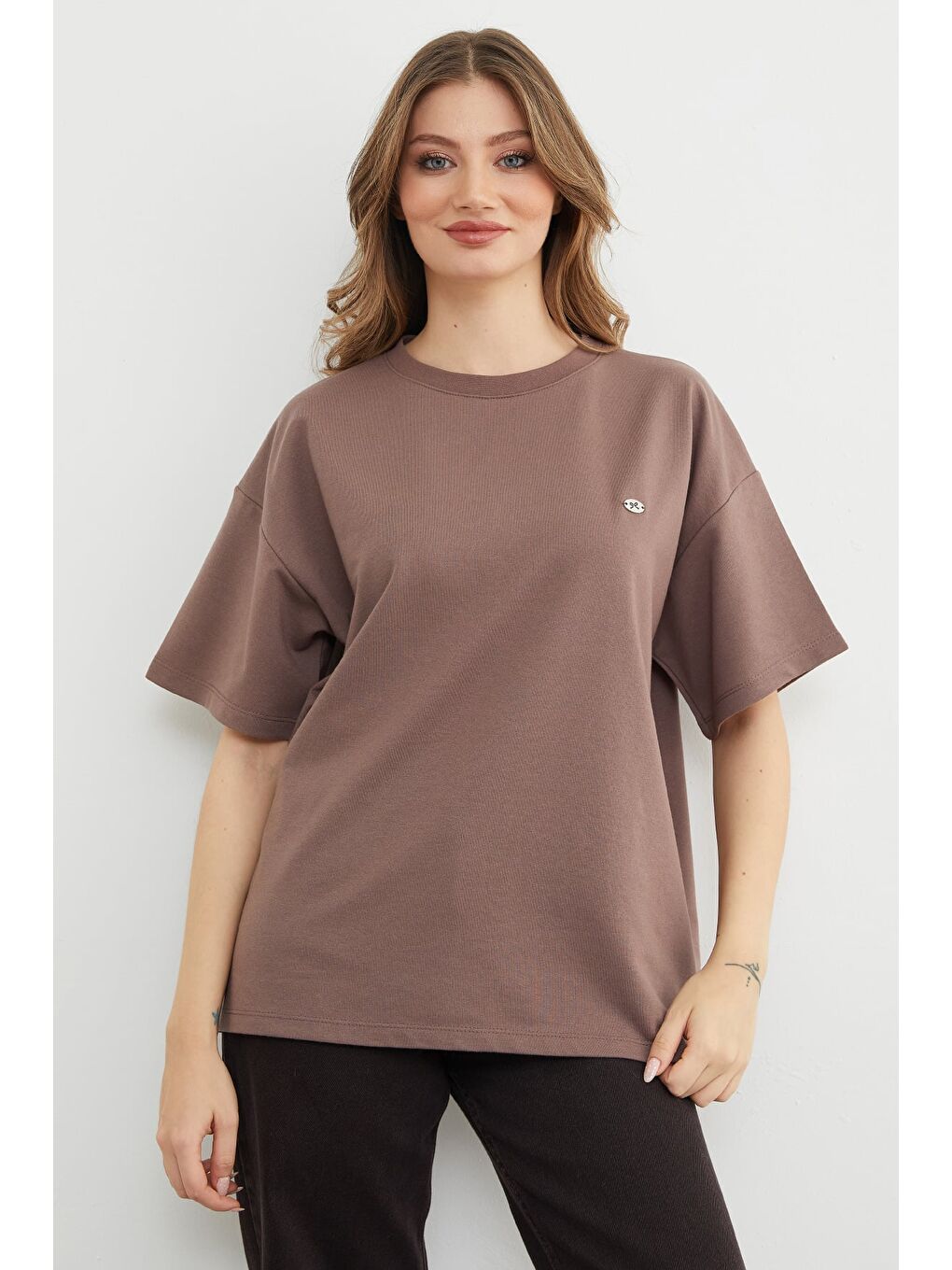 Kahverengi Fiyonk Aksesuarlı Bisiklet Yaka Oversize Tişört-1