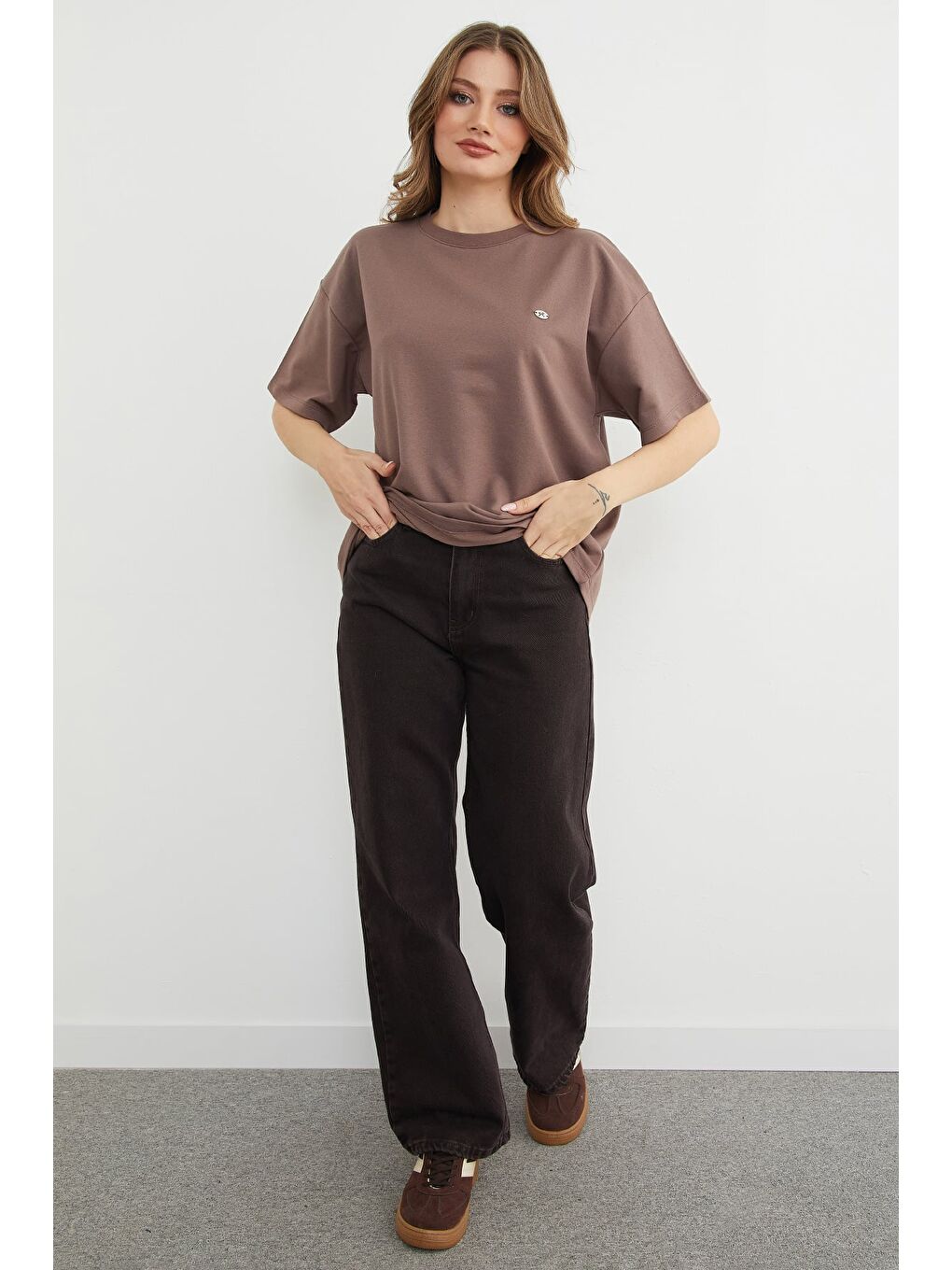 Kahverengi Fiyonk Aksesuarlı Bisiklet Yaka Oversize Tişört-2