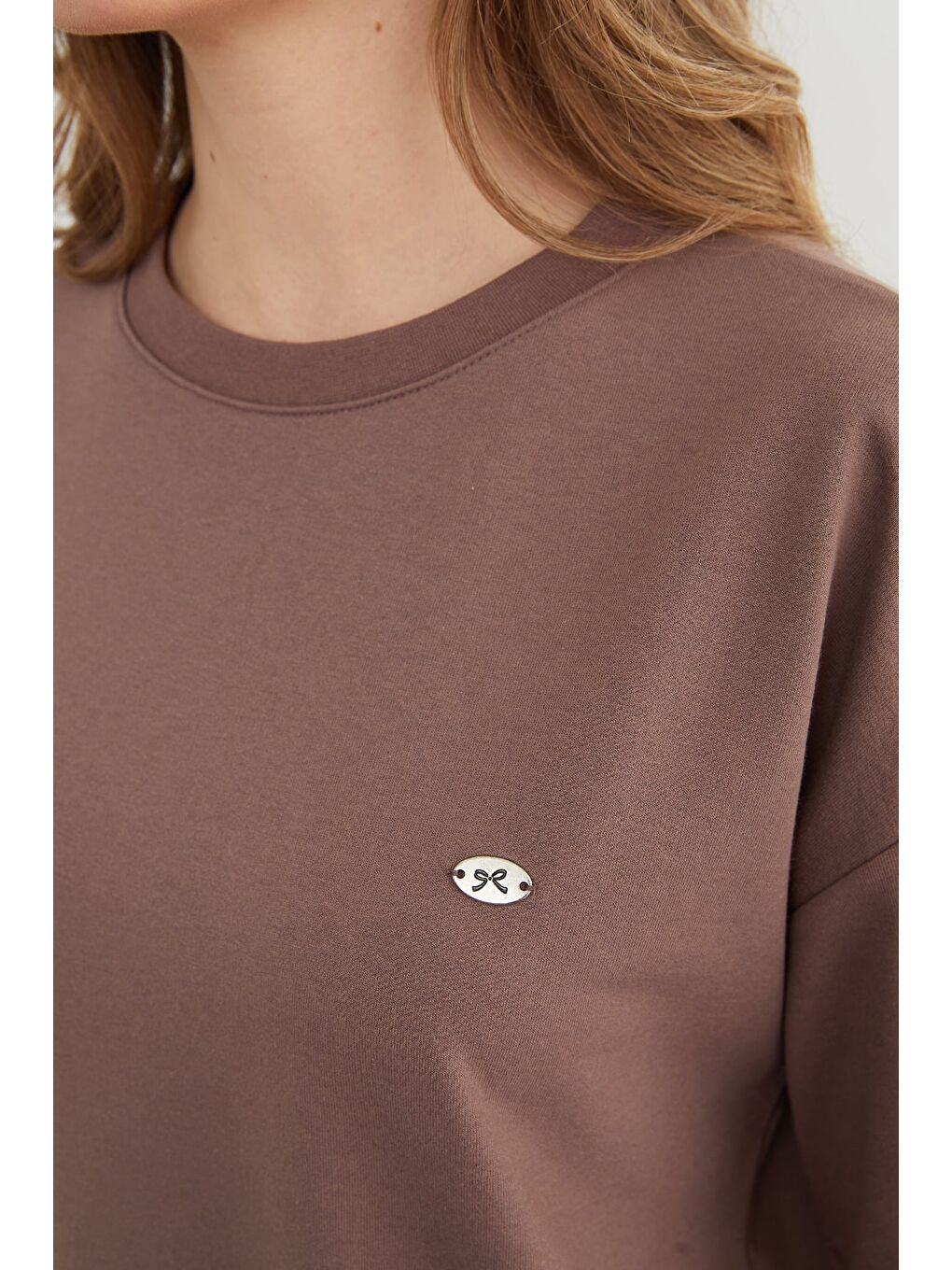 Kahverengi Fiyonk Aksesuarlı Bisiklet Yaka Oversize Tişört-3