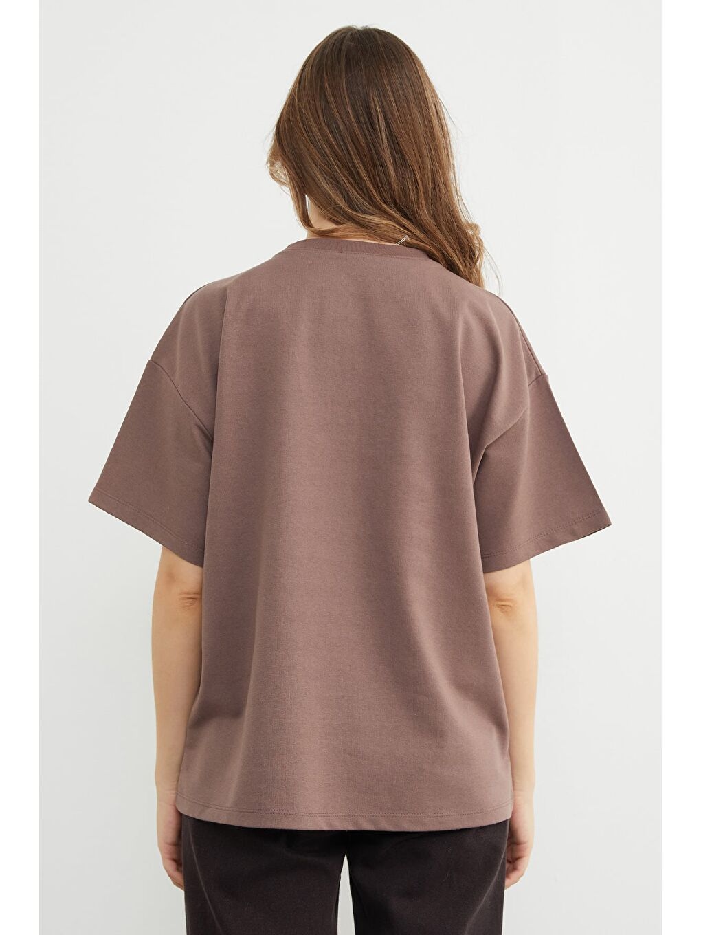 Kahverengi Fiyonk Aksesuarlı Bisiklet Yaka Oversize Tişört-4