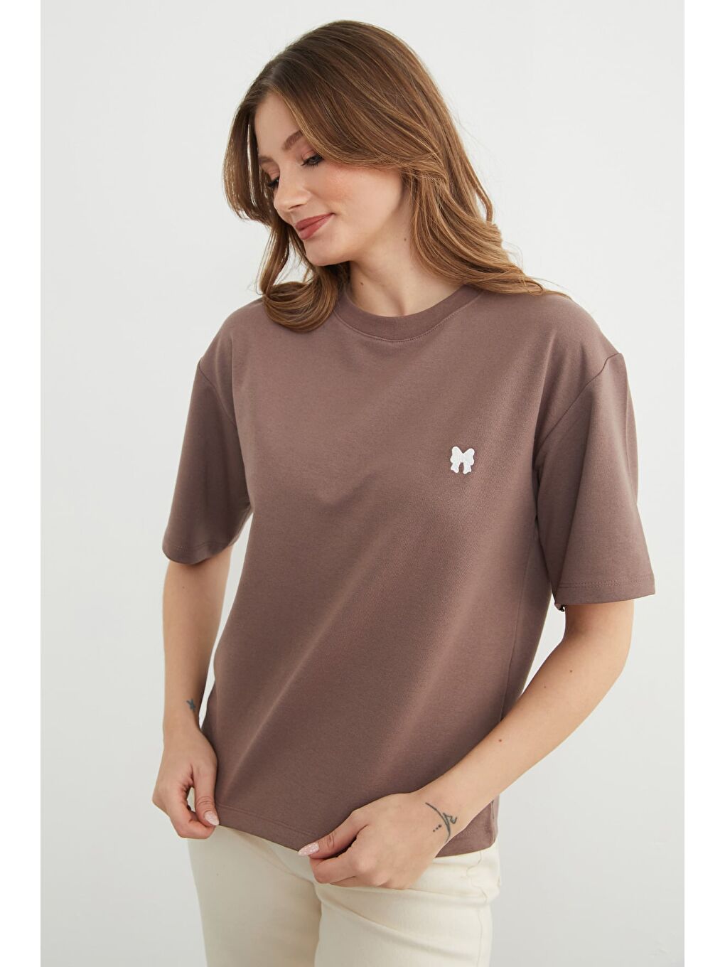 Kahverengi Basic Fiyonk Nakışlı Bisiklet Yaka Tişört