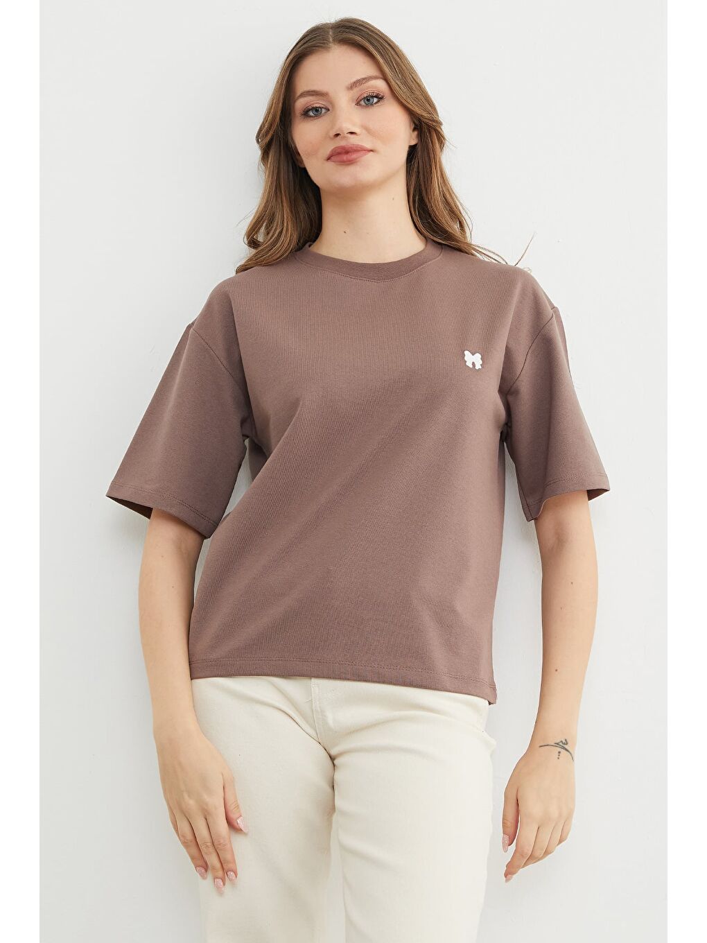 Kahverengi Basic Fiyonk Nakışlı Bisiklet Yaka Tişört-1