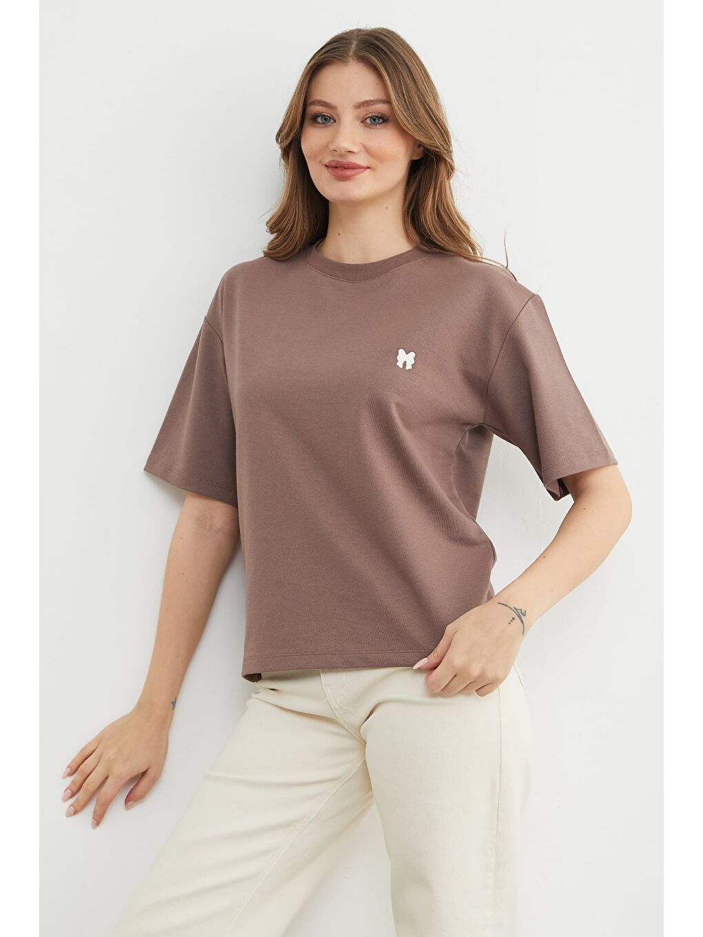 Kahverengi Basic Fiyonk Nakışlı Bisiklet Yaka Tişört-2