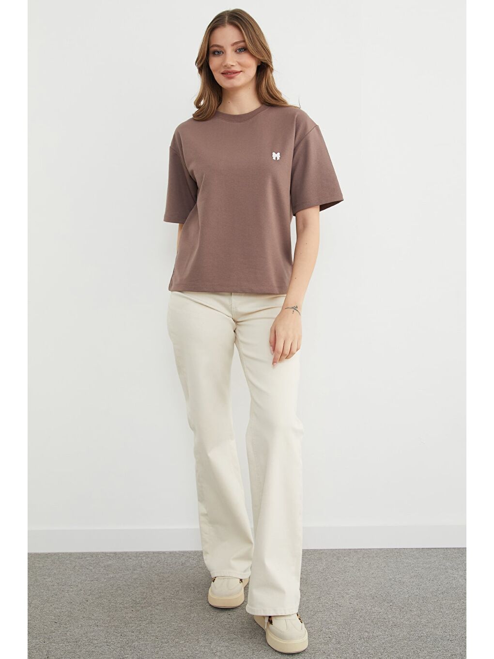 Kahverengi Basic Fiyonk Nakışlı Bisiklet Yaka Tişört-3