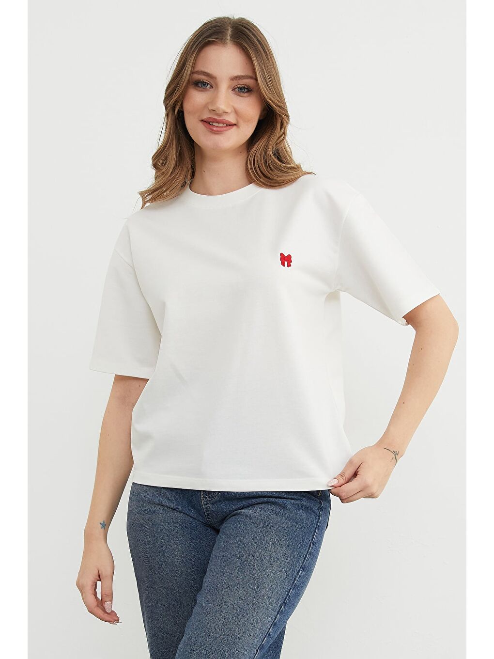 Beyaz Basic Fiyonk Nakışlı Bisiklet Yaka Tişört