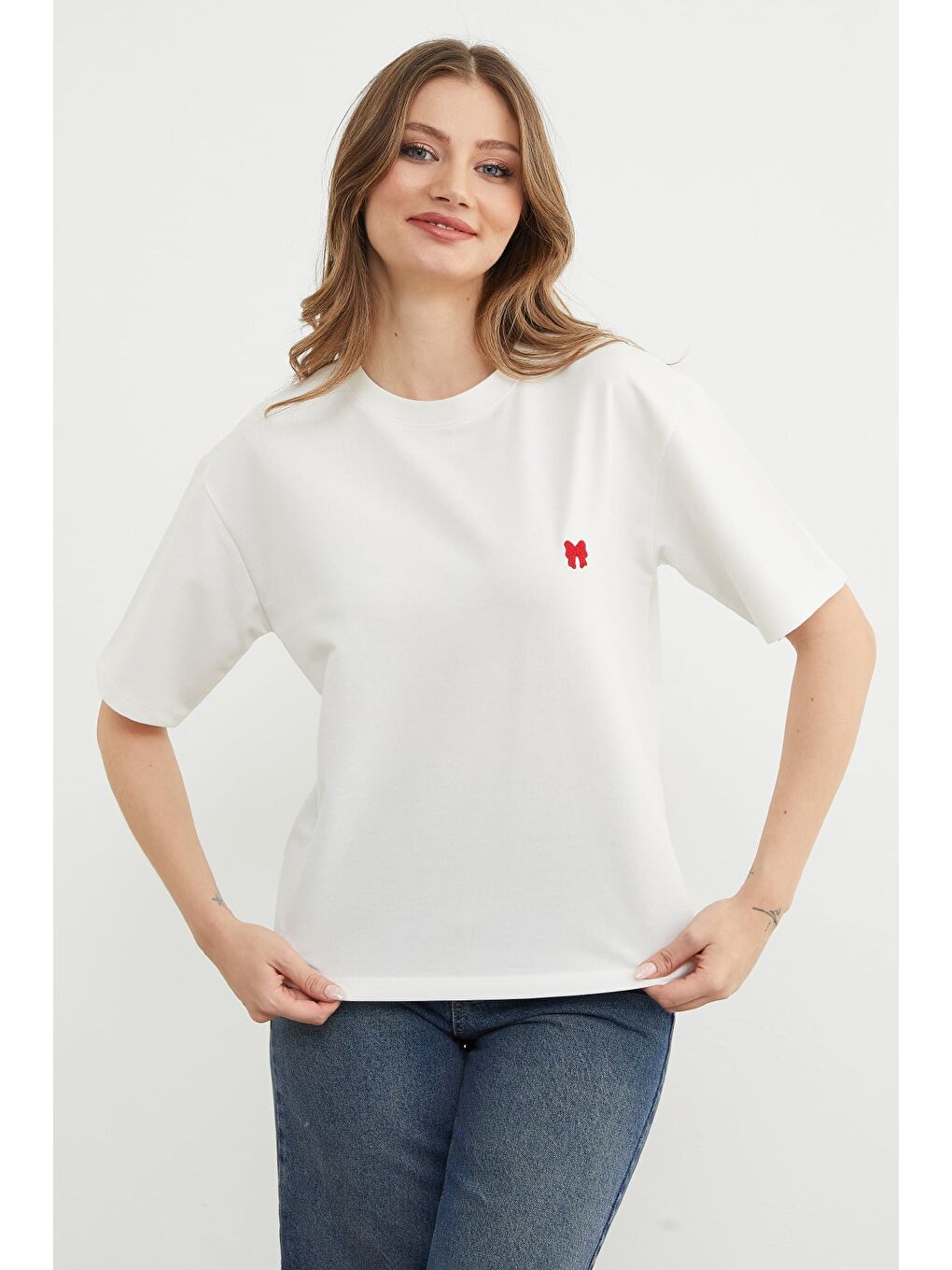 Beyaz Basic Fiyonk Nakışlı Bisiklet Yaka Tişört-2