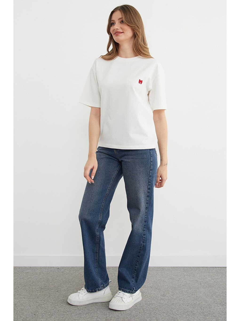 Beyaz Basic Fiyonk Nakışlı Bisiklet Yaka Tişört-3