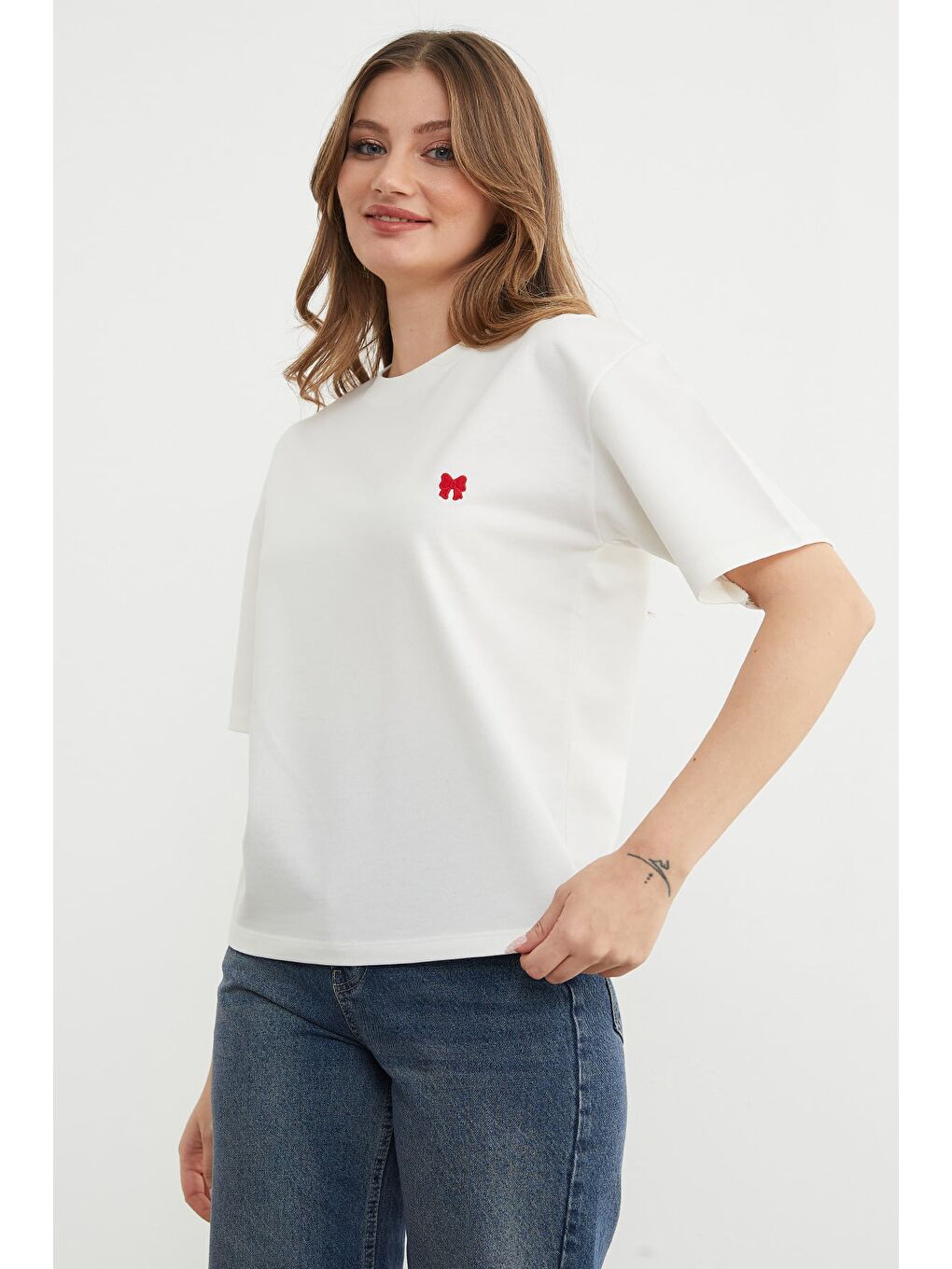 Beyaz Basic Fiyonk Nakışlı Bisiklet Yaka Tişört-4