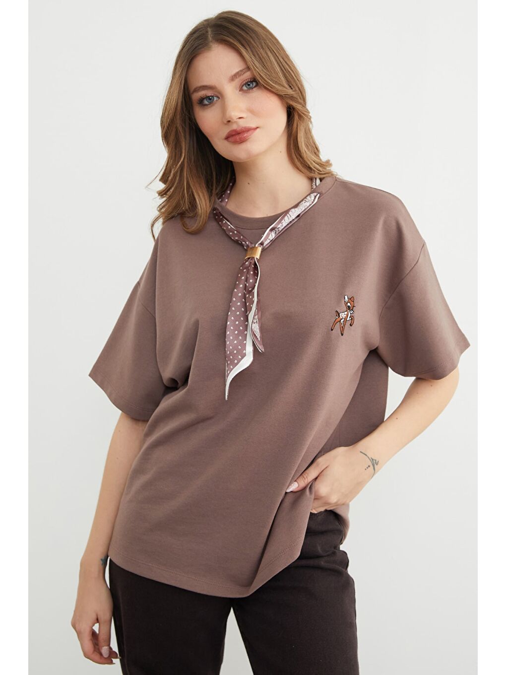 Kahverengi Fular Detaylı Bisiklet Yaka Nakışlı Oversize Tişört