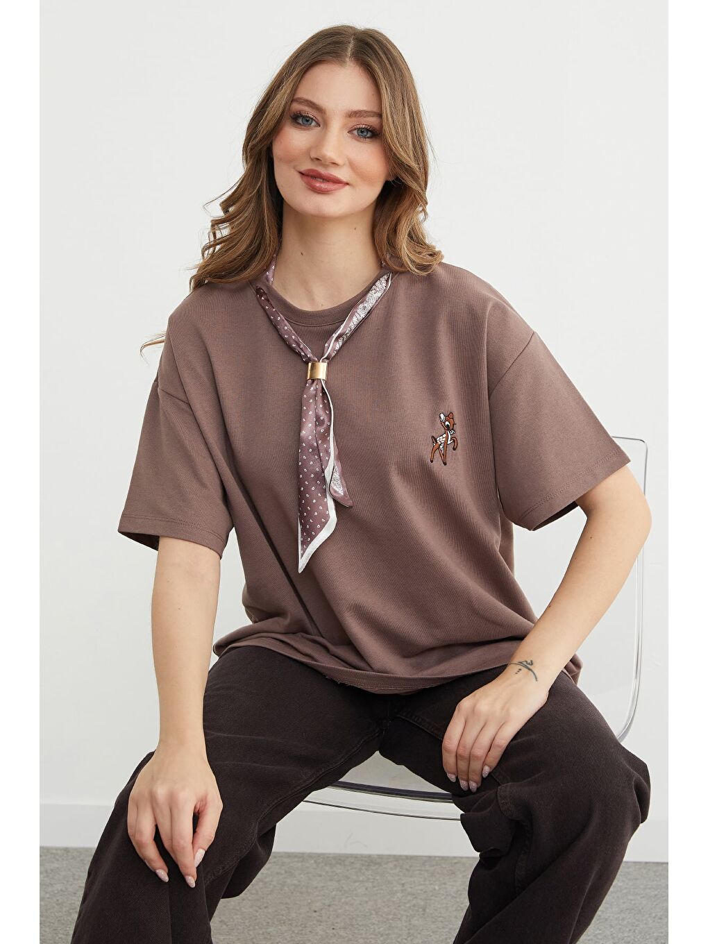 Kahverengi Fular Detaylı Bisiklet Yaka Nakışlı Oversize Tişört-1