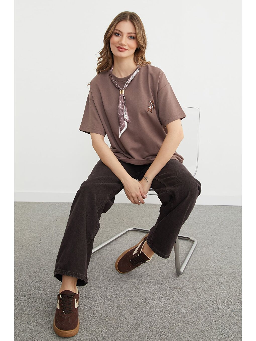 Kahverengi Fular Detaylı Bisiklet Yaka Nakışlı Oversize Tişört-2