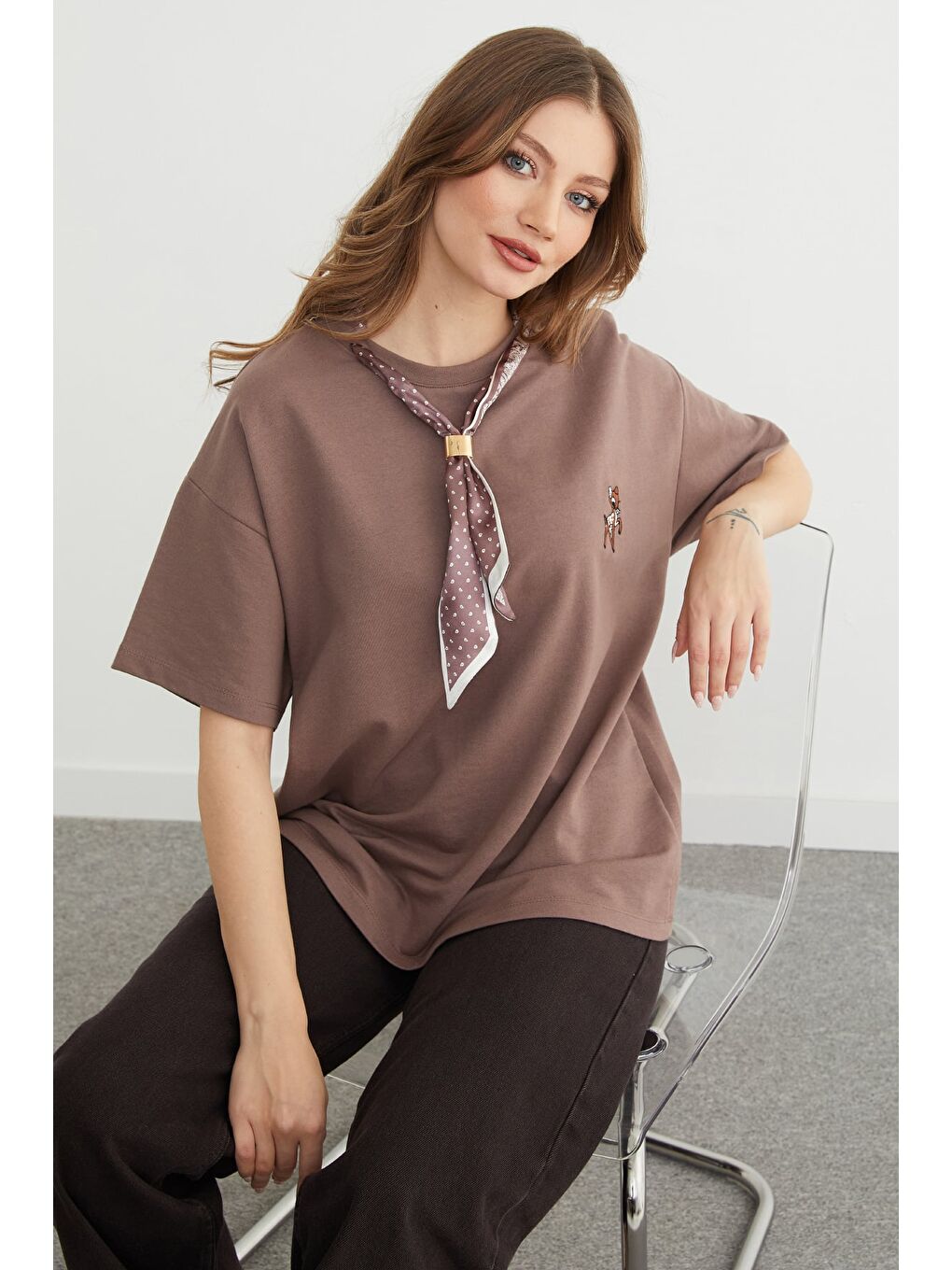 Kahverengi Fular Detaylı Bisiklet Yaka Nakışlı Oversize Tişört-3