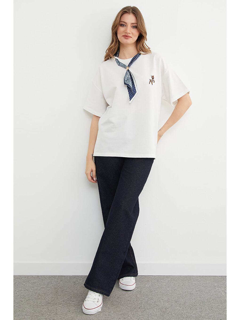 Beyaz Fular Detaylı Bisiklet Yaka Nakışlı Oversize Tişört-1