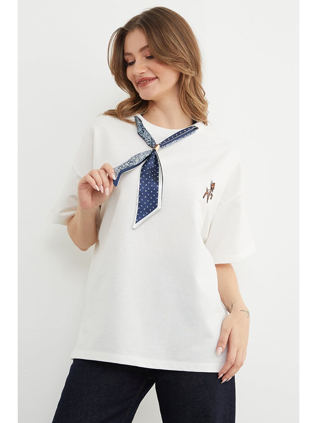 Beyaz Fular Detaylı Bisiklet Yaka Nakışlı Oversize Tişört-2