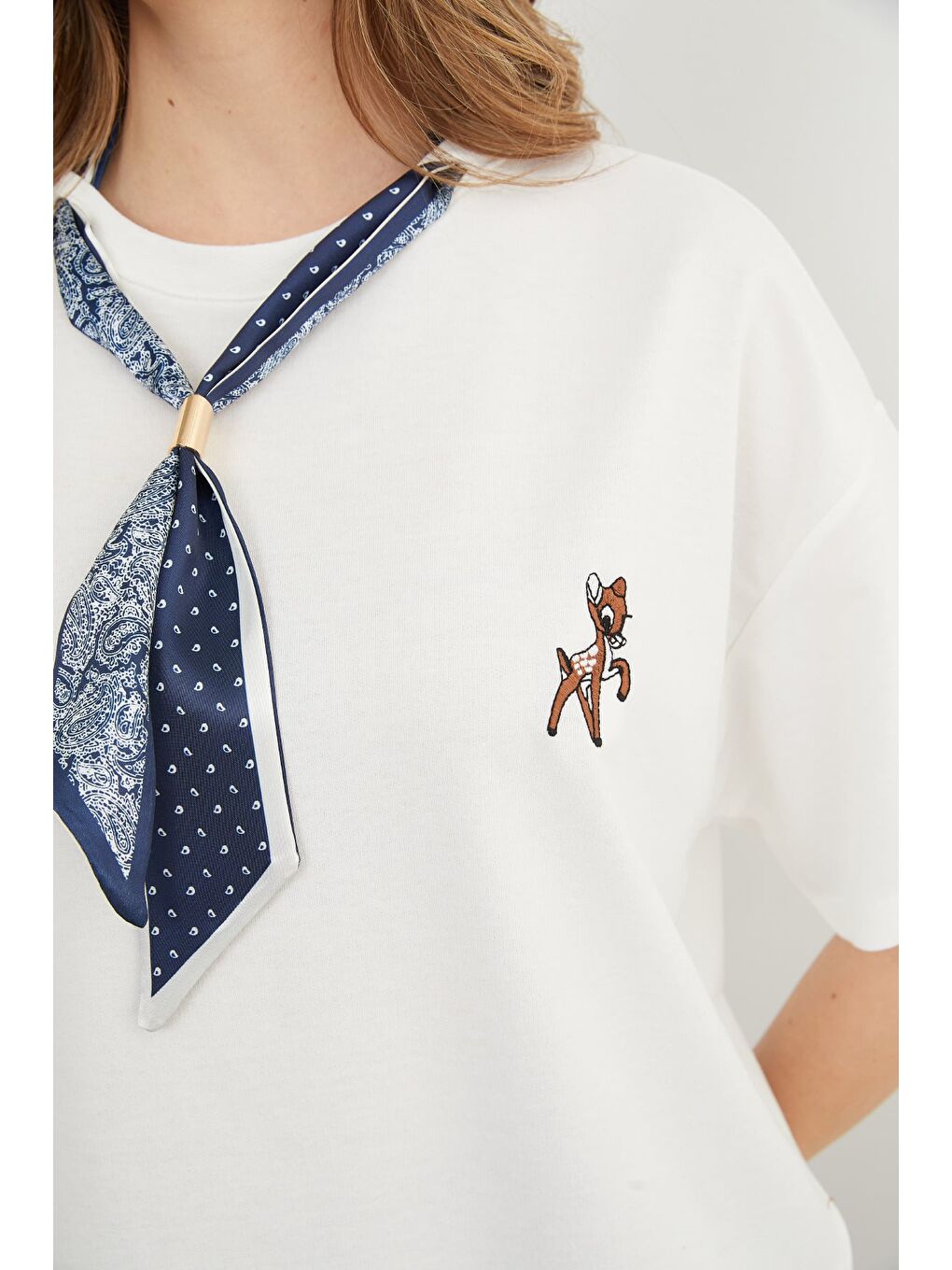 Beyaz Fular Detaylı Bisiklet Yaka Nakışlı Oversize Tişört-3