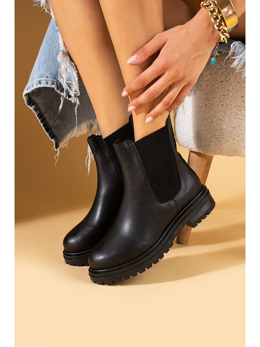 Siyah Yüksek Taban Çift Lastik Detay Kadın Bot 57-111-24Cilt