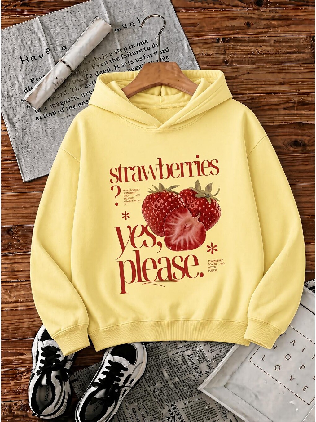 Sarı Sw Strawberries Yes, Please." Ön Baskılı Renkli Kadın Kapüşonlu Sweatshirt