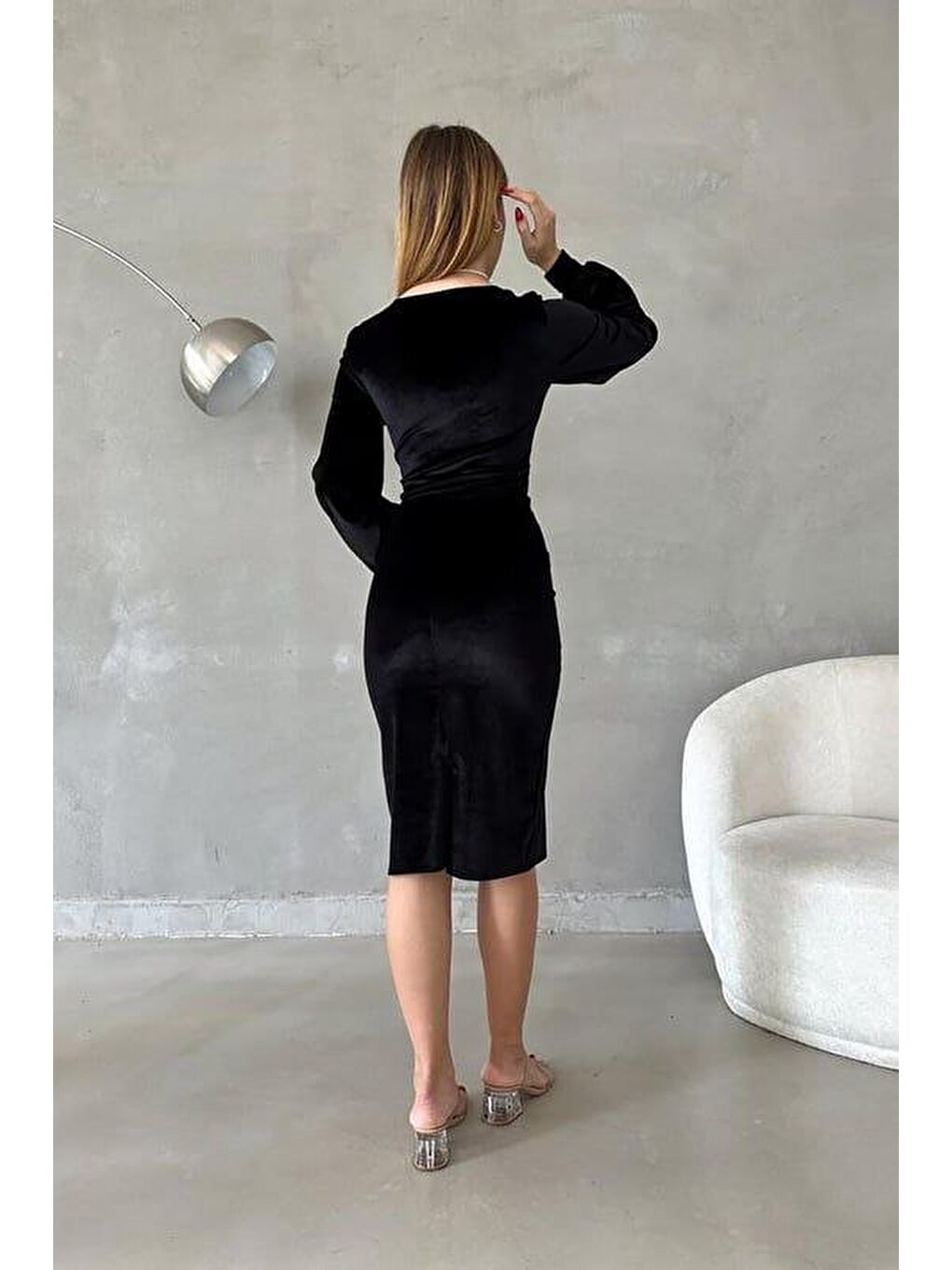 Siyah Kadın Kadife Kumaş Kruvaze Yaka Balon Kol Ve Yırtmaç Detaylı Midi Boy Elbise-1