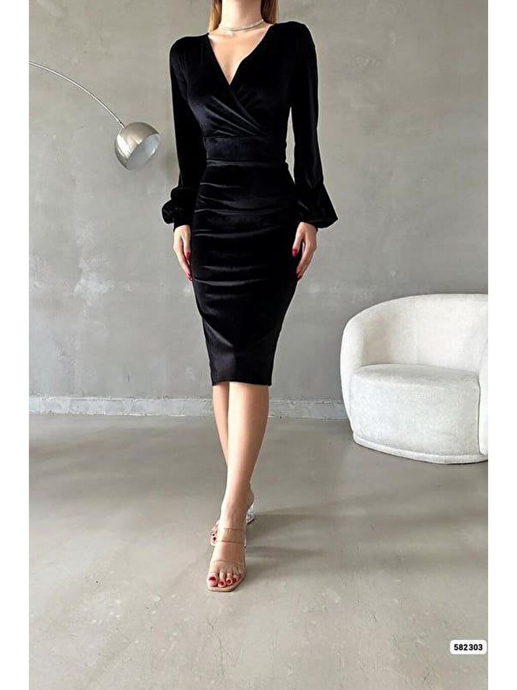 Siyah Kadın Kadife Kumaş Kruvaze Yaka Balon Kol Ve Yırtmaç Detaylı Midi Boy Elbise-2