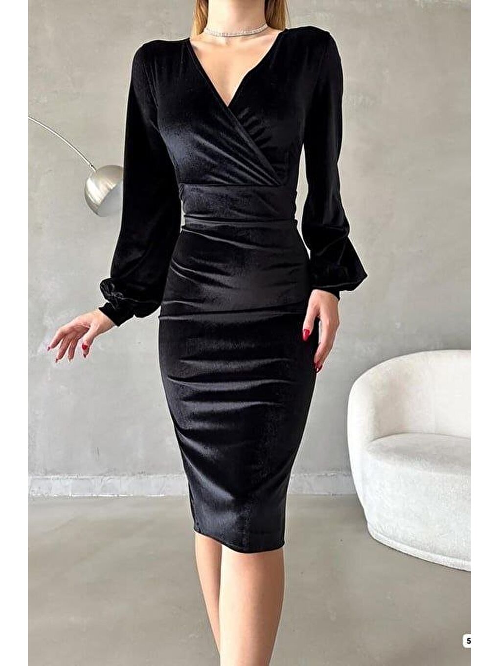 Siyah Kadın Kadife Kumaş Kruvaze Yaka Balon Kol Ve Yırtmaç Detaylı Midi Boy Elbise-3