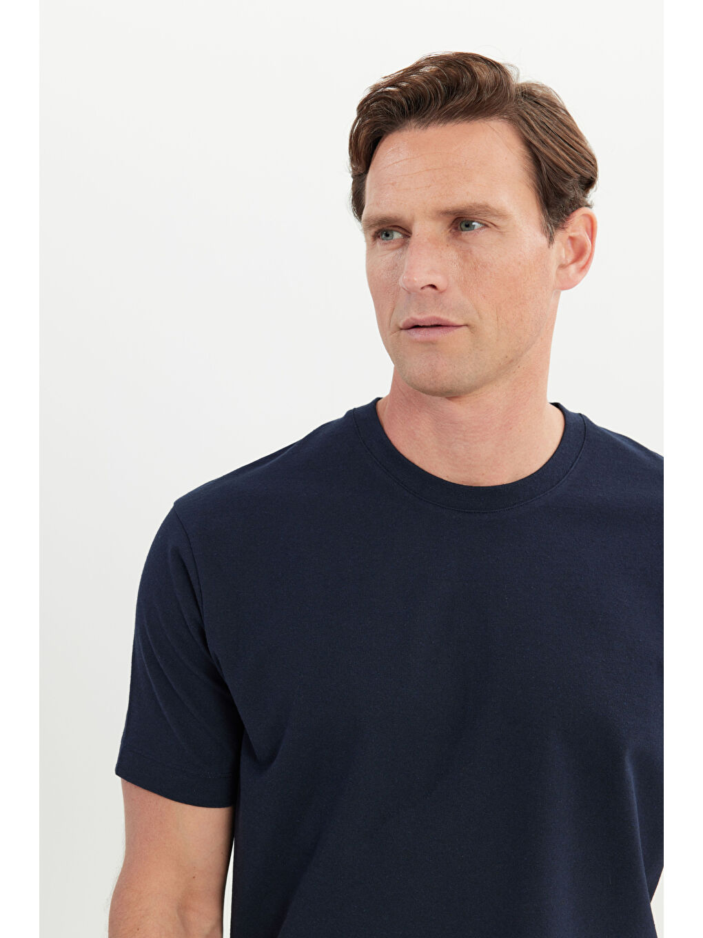 Erkek Lacivert Pamuklu Modern Fit Rahat Kesim Bisiklet Yaka Tişört-3