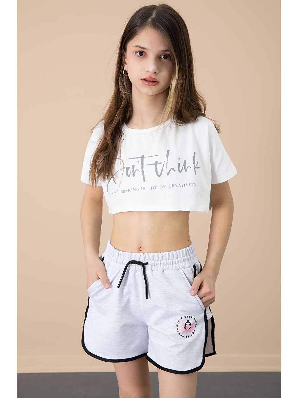 Gri Yanları Yırtmaçlı Çiçek Baskılı Beli Lastikli Kız Çocuk Şort 20740-1