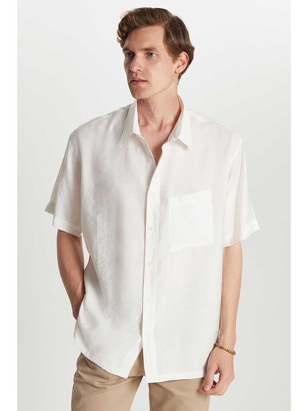 Erkek Relax Fit Rahat Kullanım Modal Kumaş Tek Cepli Kısa Kollu Beyaz Gömlek