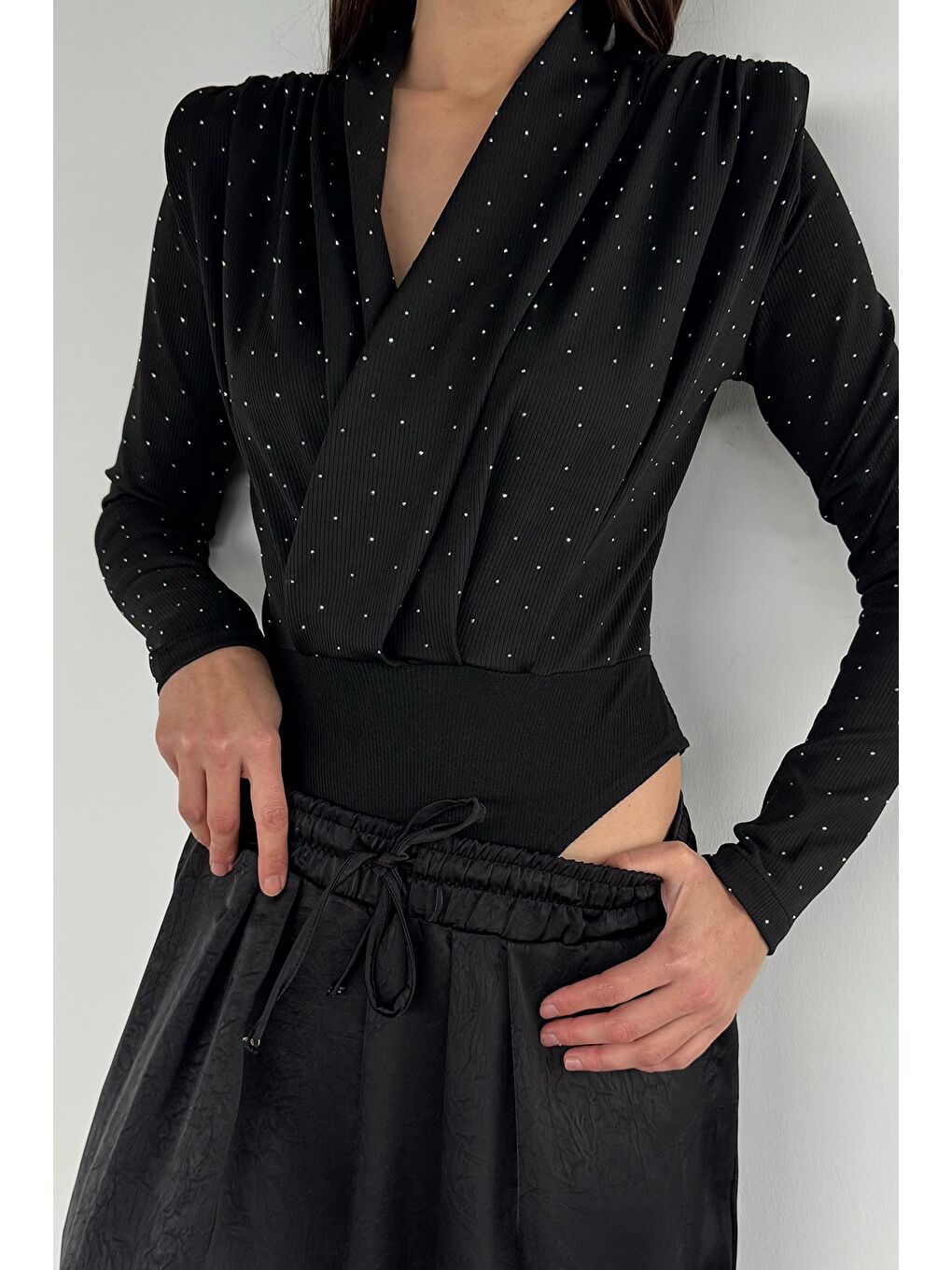 Siyah Taşlı Kravuze Yaka Vatkalı Bodysuit-1