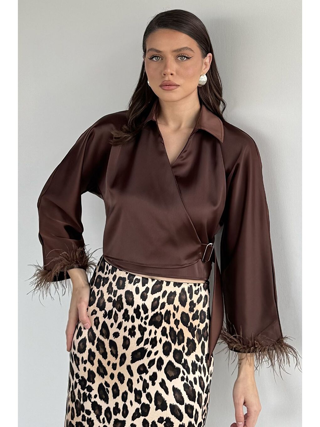Kahverengi Kadın Kol Ucu Tüylü Kruvaze Yaka Saten Bluz-1