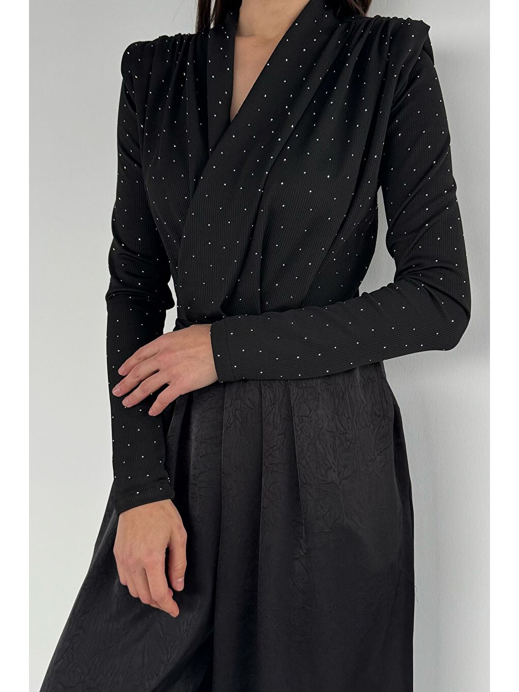 Siyah Taşlı Kravuze Yaka Vatkalı Bodysuit-2